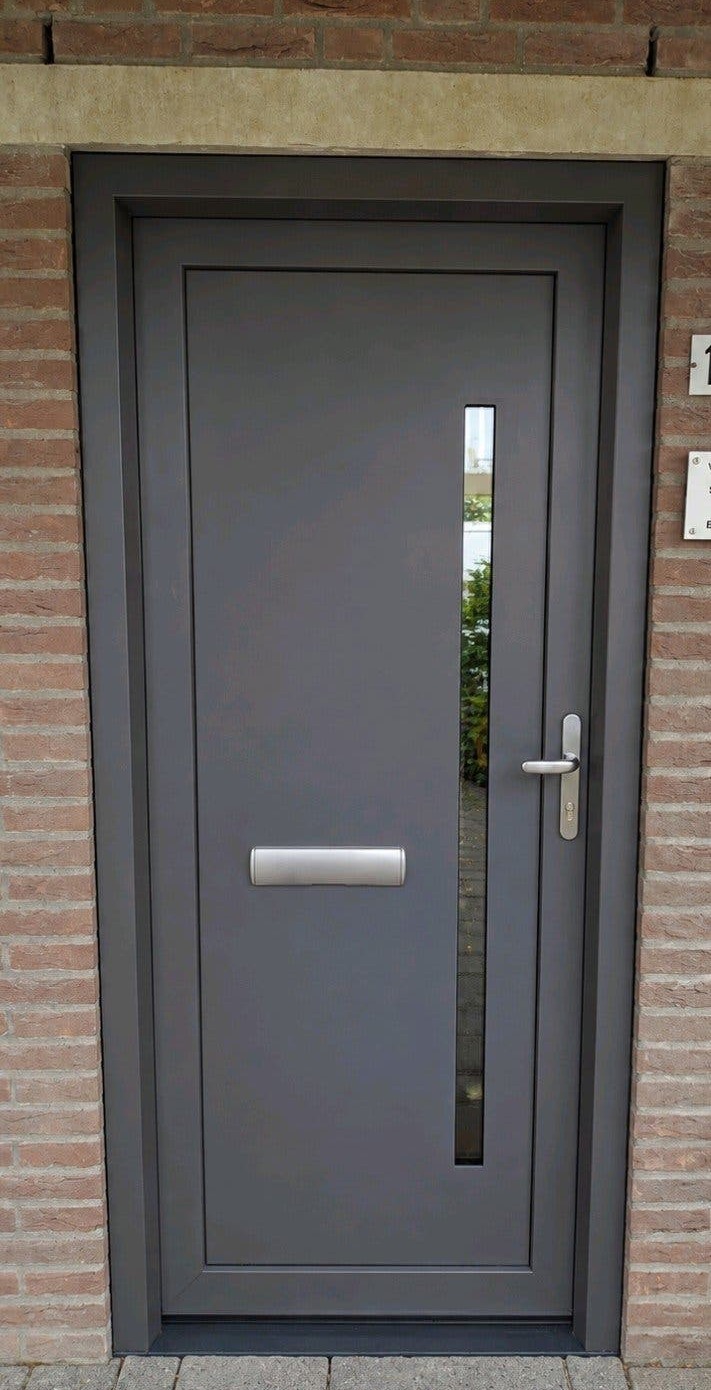 Antracietkleurige voordeur met een smal glasvlak