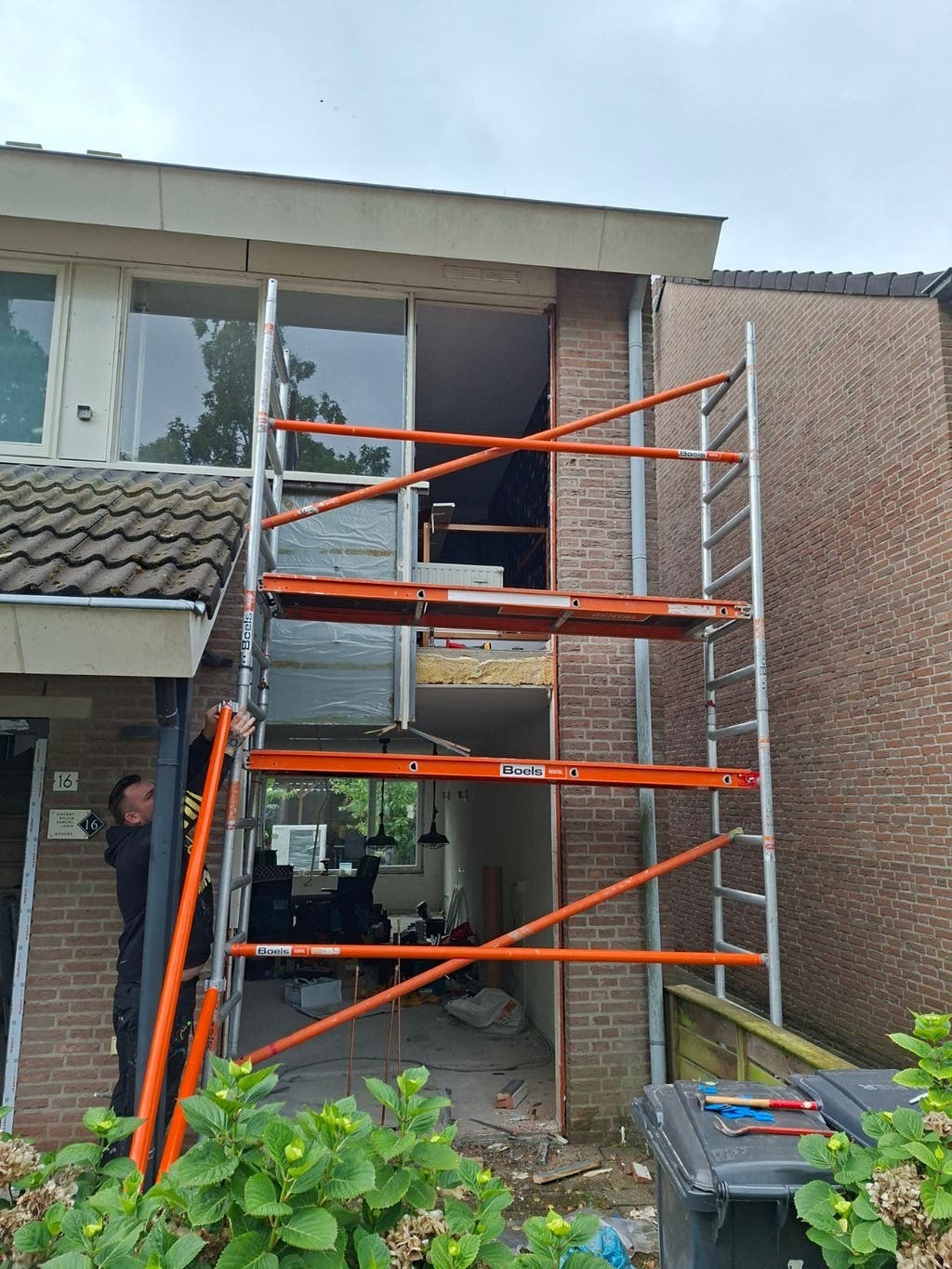 Gevel en kozijnen met steiger tijdens werkzaamheden, foto uit de advertentie